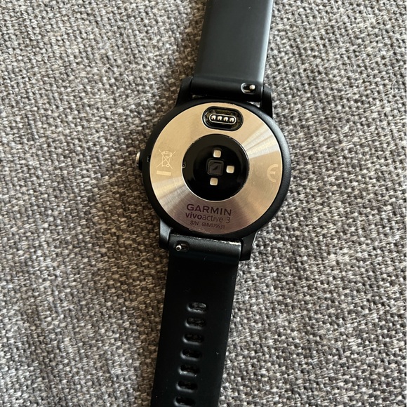 Garlic Vivoactive 3 GPS Smartwatch - Picture 2 of 5